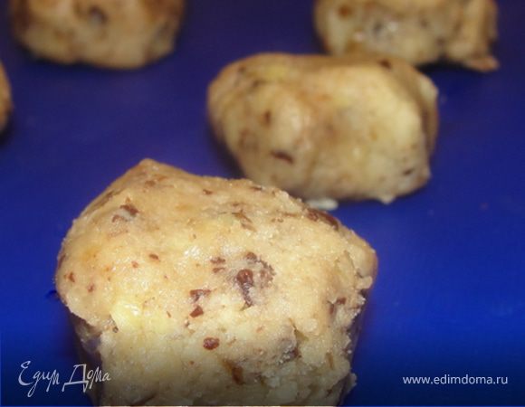 4. Сформировать шарики размером с грецкий орех, выложить их на противень, выстланной бумагой для выпечки, на большом расстоянии друг от друга и слегка примять.
