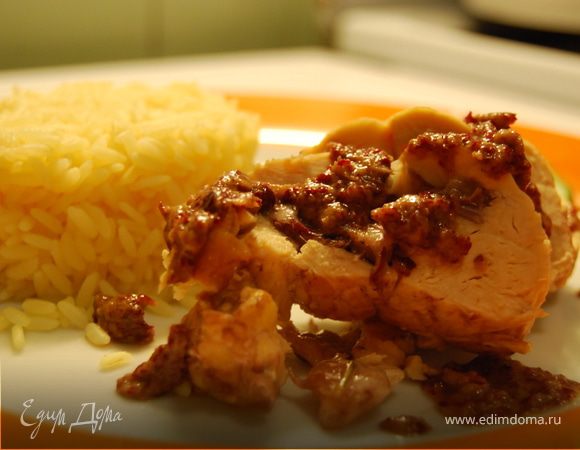 Пока курица доходит до готовности приготовить соус.
Из 50 грамм красного цикория и оливкового масла. Измельчать в блендере или комбайне мелко нарезанный цикорий с небольшим добавлением масла в течении 5 минут на средней скорости. По мере измельчения цикория вливать тонкой струйкой оливковое масло.