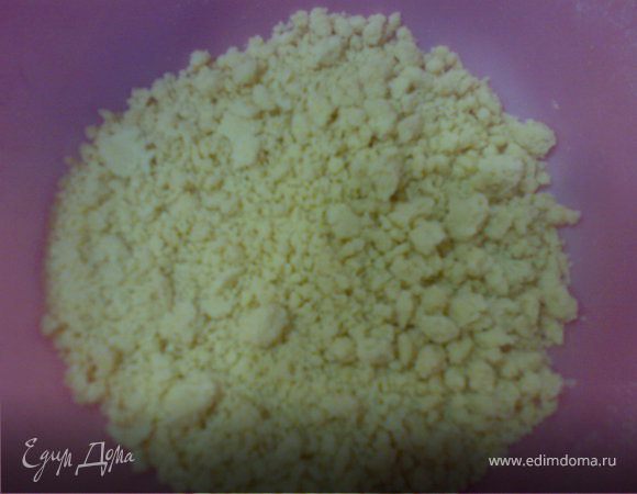 Растереть руками муку(в муку добавьте разрыхлитель) со сливочным маслом(порубить ножом,до образования крошки.