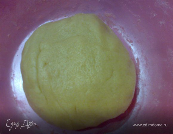 Далее добавить сахар и взбитые яйца.Замесить тесто.Тесто должно получится эластичным и не должно прилипать к рукам.Затем тесто отправляем в холодильник на 30 минут.