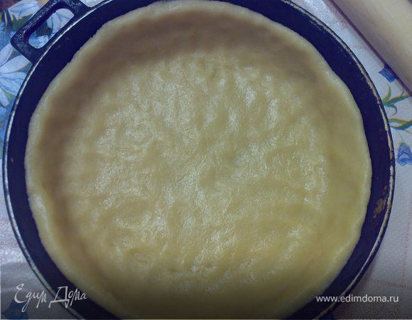 Смазать форму подсолнечным маслом.Тесто выкладываем,распределяем по форме и делаем бортики.