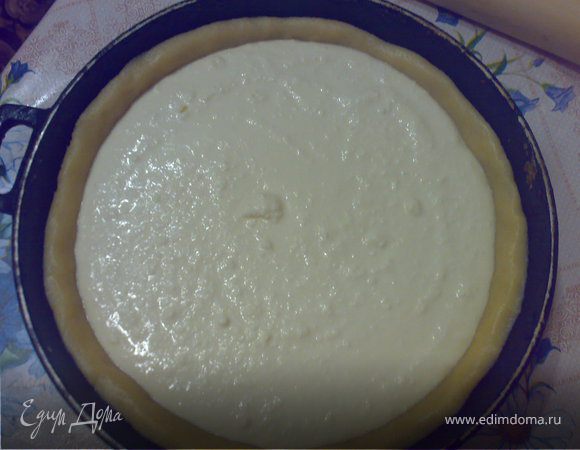 Творожную начинку выложить на тесто,разровнять.