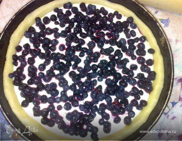 Сверху начинки выложить голубику.