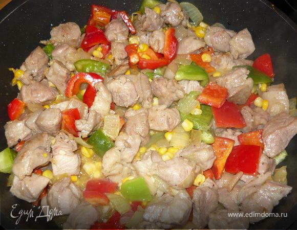 Добавить нарезанный квадратиками болгарский перец, мелко нарезанный острый перец, кукурузу.
Посолить, слегка поперчить, накрыть крышкой и довести до готовности на небольшом огне еще минут 10.