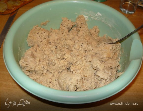 Смешать все сухие ингредиенты, добавить растопленный маргарин, добавить сметану или сливки(я последний раз добавила немного сметаны и молоко), перемешать. Получится довольно рассыпчатое тесто.