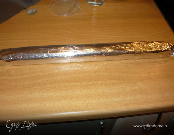 Скатать из получившегося теста "колбаски", завернуть в фольгу или в пищевую пленку, положить в морозилку минут на 10-15.
	