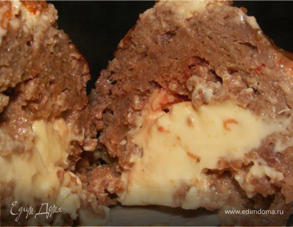 Свеклу запечь в духовке, натереть на самой мелкой терке и отжать весь сок.
Соединить фарш, свеклу, замоченный в молоке хлеб, яйцо, соль, перец, приправу. Хорошенько всё перемешать.
Мокрыми руками сформировать на ладони блин из фарша, в центр положить треугольничек сыра и края защипнуть (3-4 сырка оставить для соуса).
В форму для запекания выложить зразы, сверху залить соусом из сметаны, молока и оставшихся сырков.
Запекать 1 час в духовке при температуре 200 градусов.
