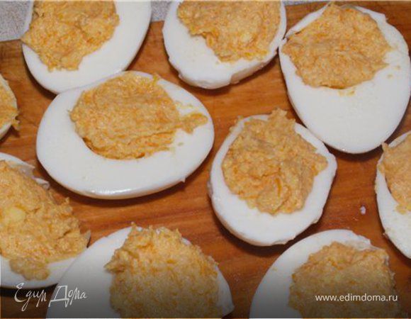 В фарш добавить 1 вареное яйцо, замоченный в молоке мякиш белого хлеба, соль, перец. Хорошенько вымесить.
Яйца разрезать пополам (вдоль) и вынуть желток.
Натереть на мелкой терке вареную морковку и сыр, смешать с майонезом и желтками. 
