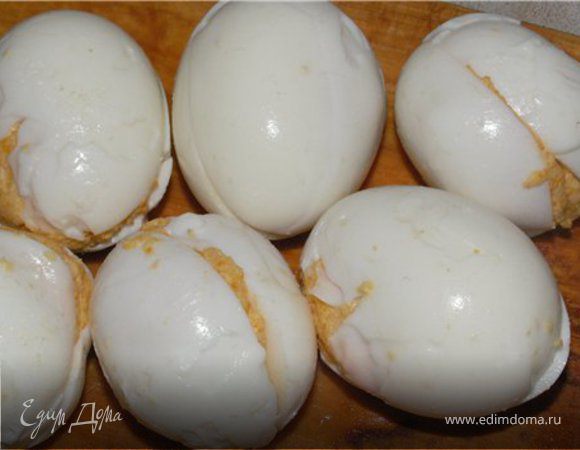 Соединить между собой половинки яиц.