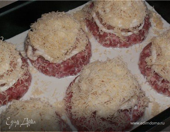 Замочить мякиш в молоке. Половину добавить в мясной фарш, туда же измельченный блендером лук, соль и перец. Вбить 1 яйцо и хорошо размешать.
В куриный фарш добавить оставшийся хлеб, раздавленный чеснок, сливочное масло, яйцо, соль, перец.
Грибы отварить в подсоленной воде с лавровым листом, с черным перцем в течение 15 минут (можно взять и консервированные, но обязательно целиковые).
Мясной фарш разделить на 6 частей и куриный тоже.
Из мясного фарша сформировать шарики, выложить их в форму для запекания и сделать небольшие углубления в каждом.
Из куриного фарша сформировать шарики, в центр каждого положить по грибочку.
Куриный шарик положить на мясной. Сверху полить немого майонезом и посыпать сыром, натертым на самой мелкой терке. В форму налить сливки. 