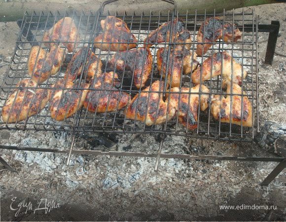 Разрезаем крылышко на сгибе. Отрезаем ненужный кончик. Солим, перчим. И пока ненадолго отставим в сторону - пусть ждут своего часа. 