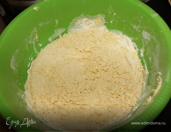ТЕСТО:Маргарин с мукой порубить в крошку.