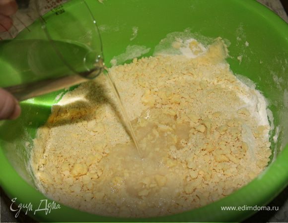 В воде развести соль и уксус, постепенно вылить в масляную крошку и замесить тесто. 