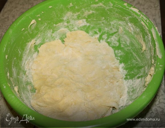 Поставить тесто в холодильник на 1 час.
