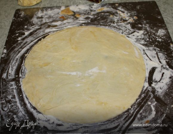 Разделить тесто на 8 частей. Раскатывать посыпая мукой, чтобы тесто не приставало.
Чтобы придать форму,я раскатывала тесто и вырезала корж по тарелке,при этом обрезанное тесто складывала в сторону.Из обрезков мы будем делать посыпку для торта. 