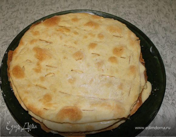 Толщина коржа около 3 мм.Корж выложить на противень смазанным растительным масло без муки, ножом сделать много надрезов,чтобы пузыри не появлялись и выпекать 6-10 мин при 200*С .