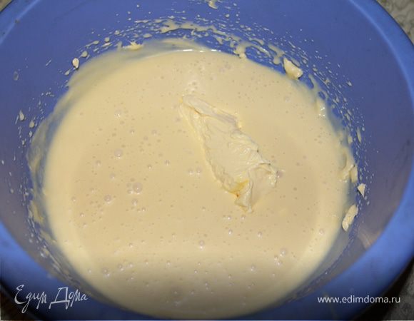КРЕМ:Взбить масло со сгущенкой.
