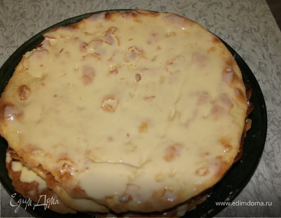 Кремом смазать все коржи.