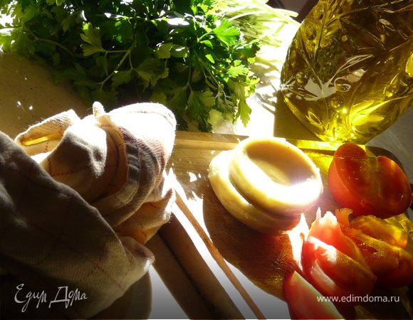 Все компоненты нарезать, как нравится и заправить. Вместо свежего болгарского перца можно использовать печеный, сбрызнутый уксусом и чесноком. 