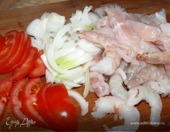 Порезать рыбное филе поперек. Сырые крветки очистить. Лук порезать полу-кольцами, чеснок и чили(если используете) мелко порубить.