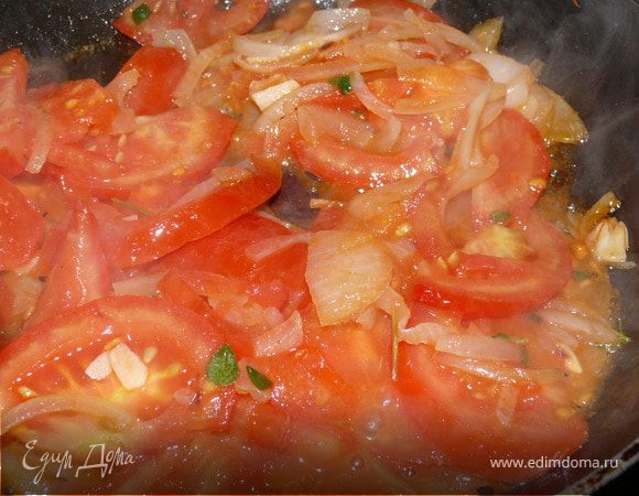 На оливковом масле припустить овощи, добавить соль, сахар, лимонный сок и тимьян.