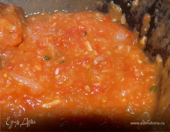 Получившийся соус взбить блендером до неоднородной массы(хорошо, если немного структура овощей будет чувствоваться)