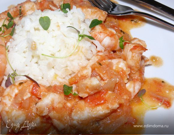 Вернуть соус на плиту, добавить в него кусочки рыбы и креветки.Протушить минут 5-7.НЕ  ПЕРЕДЕРЖАТЬ иначе рыба и креветки стянут жесткими.Подать с рисом, украсив веточками тимьяна.
Так как у нас лимона мало не бывает, подаю еще и с дольками лимона.