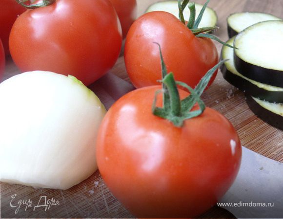 Баклажан порезать кружками наискосок,посолить.Дать постоять.В это время -порезать очень мелко лук, немного присолить, добавить сахар и уксус.Дать время помариноваться.Затем добавить помидоры, нарезанный мелким кубиком(семена из помидоров удалить)
