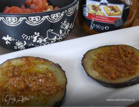 Баклажаны отжать, обсушить, обжарить на сковородке-гриль.Можно и обычным способом, но тогда масла - минимум!
Выложить баклажан на сервировочную тарелку, смазать !тонко! песто