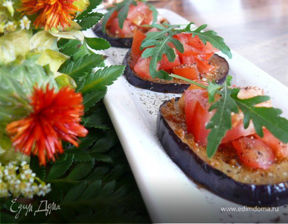 Сверху - ложечкой помидоры с маринованным луком.Украсить веточками рукколы и крупно-молотым перцем(по желанию)