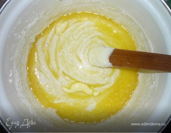 Смешать молоко (200 мл), яйца, 70 г растопленного сливочного масла, 100 г сахара, добавить творог и тщательно перемешать. 500 г муки просеять, смешать с сухими дрожжами, высыпать в миску или кастрюлю вместимостью около 4 литров и добавить всю жидкость, вымесить тесто (можно деревянной лопаточкой) и оставить подходить на 45 минут. Тесто должно получиться мягким и эластичным, если слишком крутое, то добавьте немного молока. Затем добавить цедру одного лимона и мытый изюм. Еще раз тщательно вымесить и оставить еще на 30 минут. 