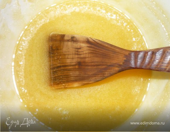 С одного лимона снять цедру (добавить в тесто) и выдавить сок. Второй лимон порезать кружочками, толщиной 0,5 см.
На медленном огне или водяной бане варим карамель: К соку одного лимона добавляем 2 ст.л. меда, 100 г сахара и 80 г масла; помешиваем до полного растворения ингредиентов, стараемся сохранить теплой.
Вместо лимона можно использовать апельсины или цукаты и повидло по рецепту http://www.edimdoma.ru/recipes/14935