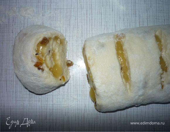 Скручиваем тесто в рулет и нарезаем на 12 кусочков толщиной около 3 см.