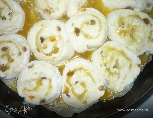 Выкладываем кусочки рулета в форму и даем расстояться около 30 минут. За это время нагреваем духовку до 180*С.