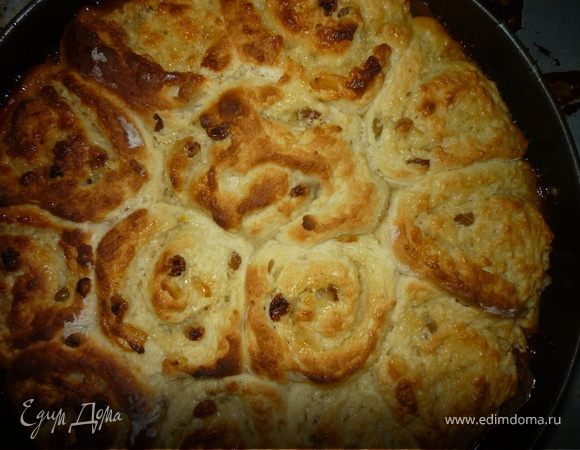 Выпекаем при 180*С около 45 минут. Вынимаем из духовки, даем постоять не более 10 минут и сразу выкладываем на блюдо карамелью вверх, иначе карамель застынет и будут проблемы снять фольгу с пирога. Теплый пирог можно присыпать толченым миндалем.