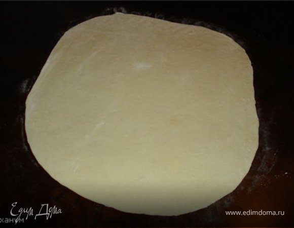  тесто  нарежьте на небольшие кусочки размером с грецкий орех и раскатайте их в тонкие лепешки.