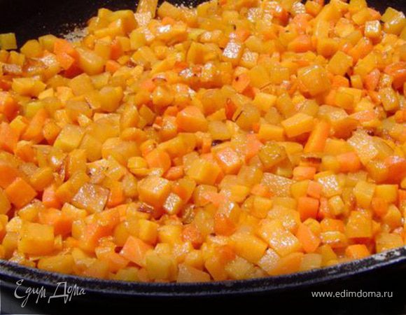 приготовьте фарш: порежьте тыкву и курдючное сало на очень мелкие кубики. Очистите лук и мелко порубите его. Смешайте тыкву, сало и лук, добавьте сахар, перец и соль по вкусу.
Для тех кто не ест мясные продукты вместо сала просто положите в каждую самсу сверху начинки кусочек слив масла.
 На каждую лепешечку выложите по ложке начинки и защипните в виде треугольника.
Покройте противень пергаментом, выложите самсу .Смажте сверху желтком и посыпте черным кунжутом. выпекайте в предварительно разогретой до 200 °С духовке 20 мин.(до золотисто коричневого цвета) 