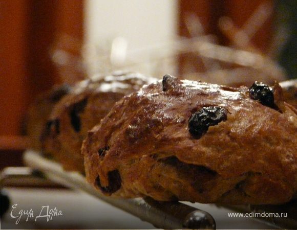 Разделить тесто на 12 шариков, разложить их на деке на смазаную бумагу и опять подождать 1-1,5 часа, пока подрастут.