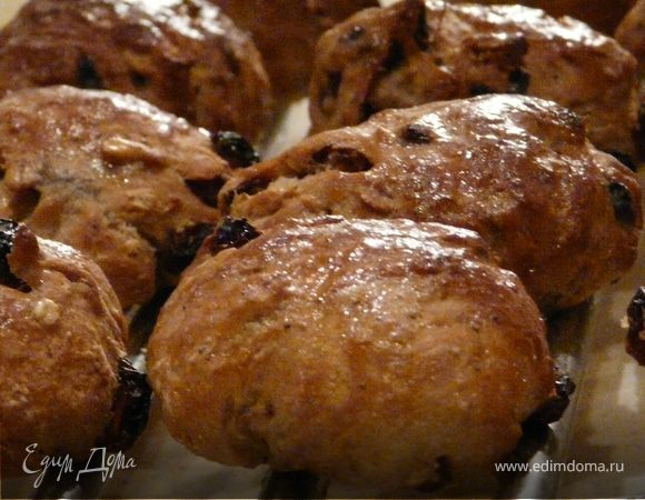 Духовка 220С. Вниз поставить еще одно деко с водой. Выпекать 13-15 минут до светло-коричневого цвета. Вынуть, разложить на решетке и немного смазать маслом.