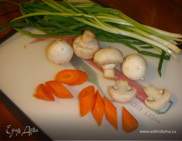 Разрежьте картофелины на четыре части (если картофель крупный - кубиками по 2 см). Нарежьте морковь по диагонали кружочками толщиной 1 см, а зеленый лук перьями длиной 5 см. Если грибы крупные, разрежьте их на половинки.