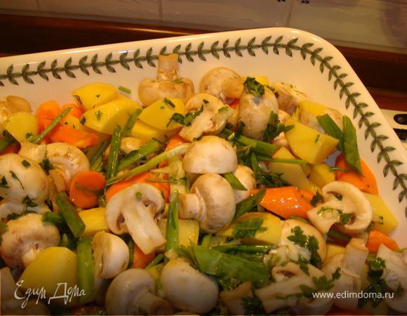 Уложите все овощи, лук и грибы в противень, полейте 2 ст.л. растительного масла с чесноком, аккуратно перемешайте. Поставьте форму в духовку и запекайте 30 мин. до готовности картофеля, время от времени осторожно перемешивая.