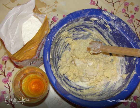 В размягчёный маргарин по очерёдно вливаем немного пива, вымешиваем и добавляем немного муки. 