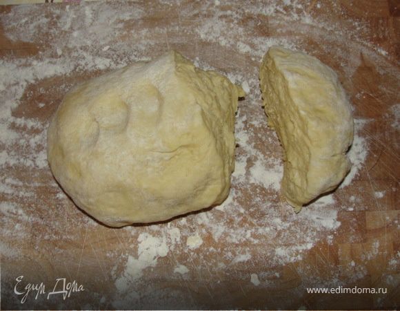 Таким образом вымешиваем упругое тесто. 