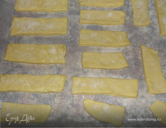 Расскатываем тесто не сильно тонко, режим на полоски посыпаем сахаром.
