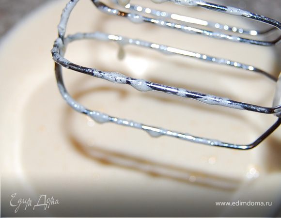 Яйца взбейте с сахаром (я взбивала миксером на 1 скорости 2-3 мин).