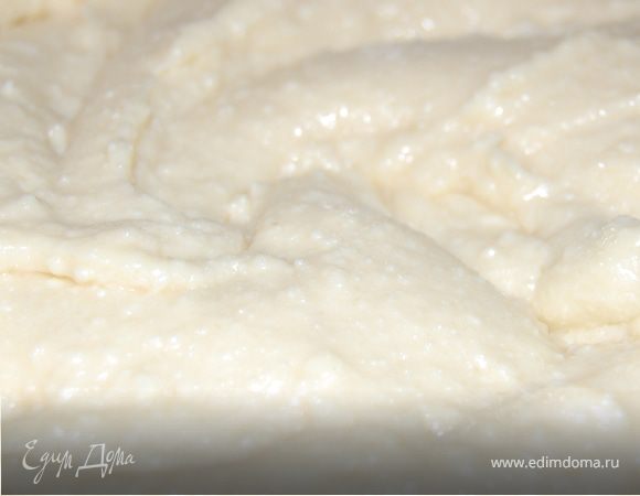 Добавьте творог и размягченное масло, ванильный сахар и перемешайте, добавьте муку c разрыхлителем и еще раз перемешайте.