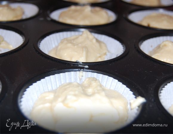 На начинку выкладываем еще немного теста, формочки должны быть заполнены на 3/4.