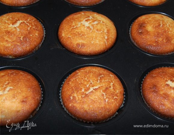 В предварительно разогретую до 180°С духовку, ставим наши кексики на 20-25 мин.