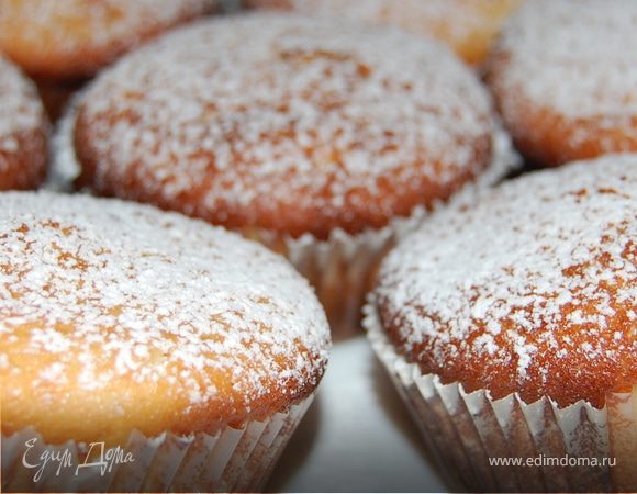Готовые кексы посыпаем сахарной пудрой.