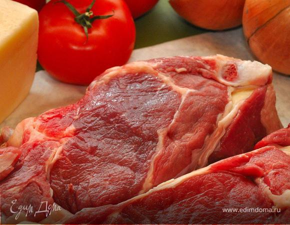 Берем недорогую, но свежую говядину, в моем случае край на кости. (В 80-х обычно продавались в универсамах «замороженные глыбы» мяса, за которыми надо было еще и очередь отстоять.) Снимаем мякоть, нарезаем тонкими кусочками и хорошенько отбиваем.  Затем выкладываем в глубокий противень, смазанный растительным маслом, покрывая всю поверхность. Равномерно посыпаем мясо солью, перцем, паприкой и чабрецом.